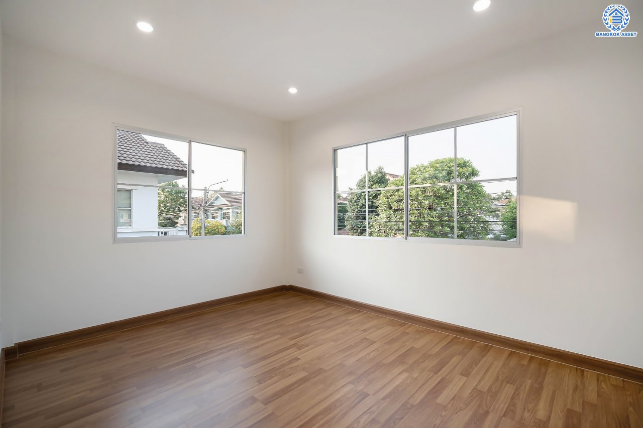 บ้านมือสองตกแต่งใหม่ คุณภาพแบรนด์ LH โครงการ ชัยพฤกษ์ ราชพฤกษ์-แจ้งวัฒนะ เนื้อที่ 58.4 ตร.ว. ฟังก์ชัน 3 ห้องนอน 3 ห้องน้ำ 2 ที่จอดรถ ภายในตกแต่งหรูหรา บนทำเลศักยภาพติดถนนราชพฤกษ์ เชื่อมสู่แจ้งวัฒนะได้อย่างรวดเร็ว และเพียง 10 นาทีถึงรถไฟฟ้า "สถานีบางรักใหญ่" จุดขึ้นทางด่วน "ศรีรัช" โรบินสัน ไลฟ์สไตล์ ราชพฤกษ์ และ โลตัส นอร์ธราชพฤกษ์